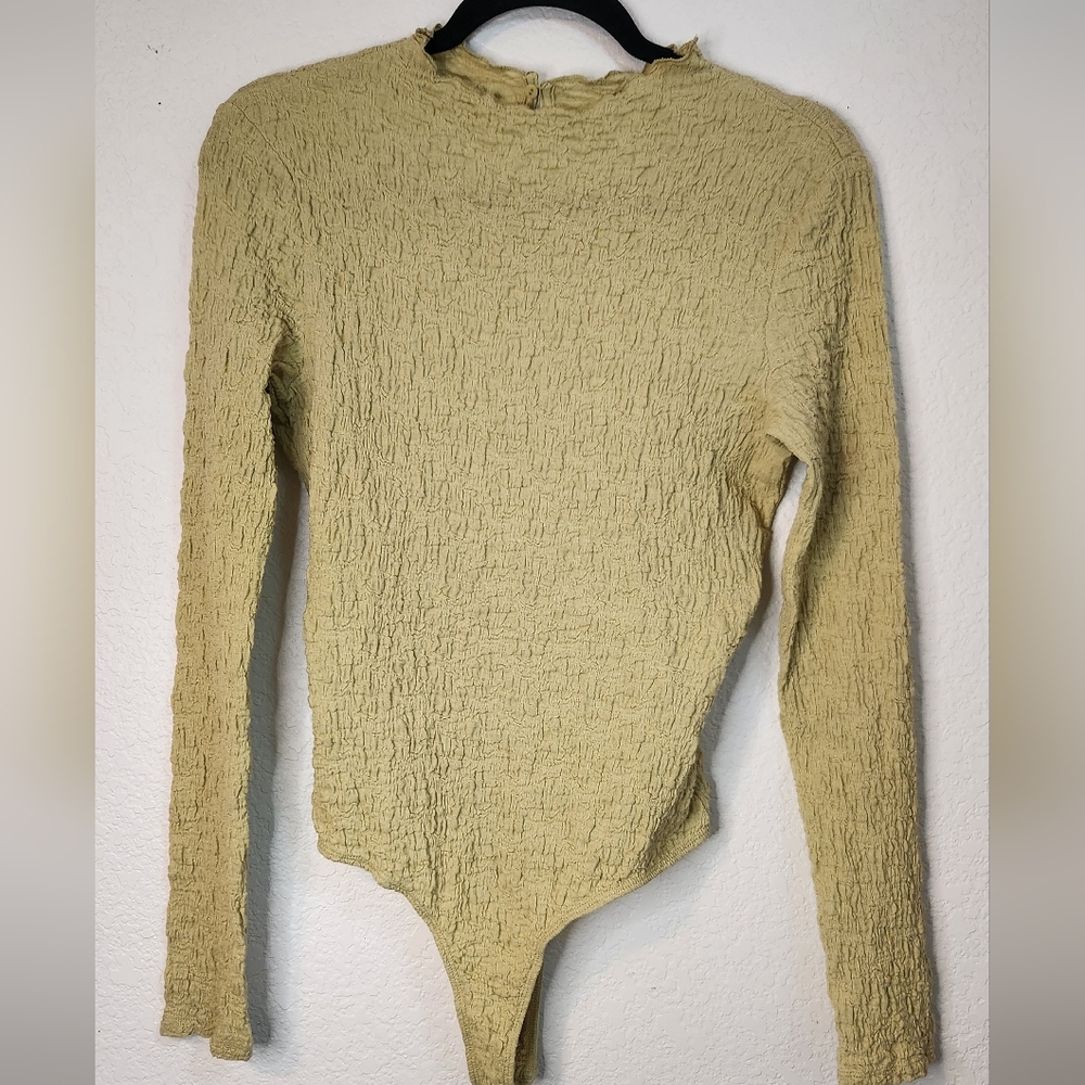 ASTR The Label‎ Hawthorne Mock Nec Crinkle Open Back Bodysuit in Celery, Size L